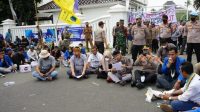 Para-Pimpinan-DPRD-Karawang-Temui-Masa-Aksi-Tolak-Kenaikan-BMM-1024x578